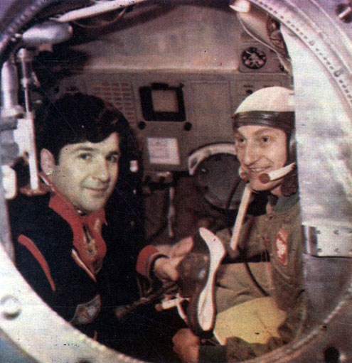 Центр подготовки космонавтов. П. Климук и М. Гермашевский в тренажере корабля 'Союз'