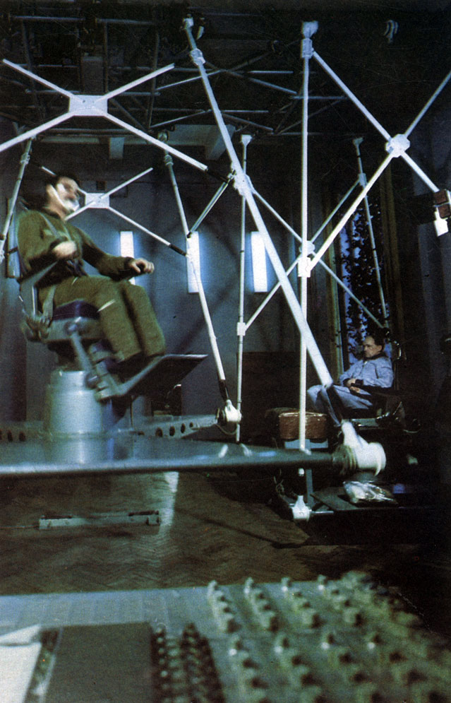 Центр подготовки космонавтов. Г. Иванов и И. Рукавишников во время подготовки к полету