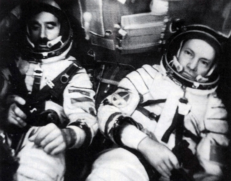 Первые минуты полета. Г. Иванов и Н. Рукавишников на борту корабля 'Союз-33' (снимок сделан с экрана телевизора)
