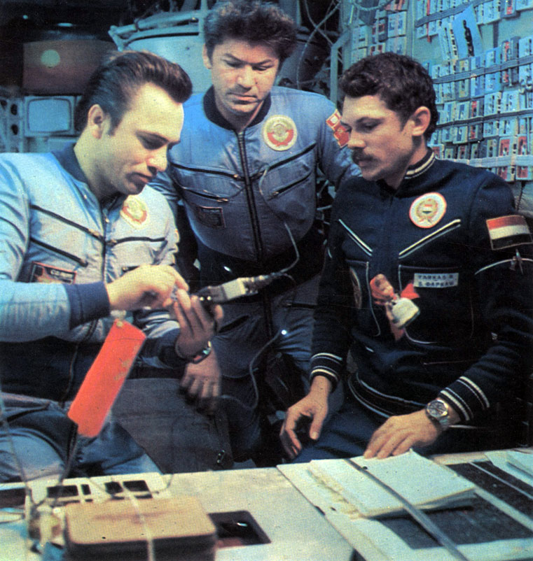 Экипаж основной экспедиции Л. Попов и В. Рюмин и венгерский космонавт Б. Фаркаш проводят эксперимент с прибором 'Балатон'