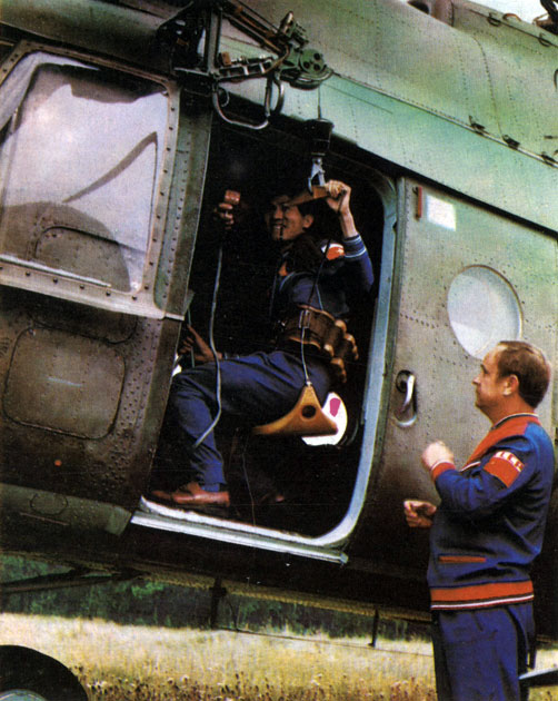 Фам Туан и В. Горбатко на вертолетных тренировках