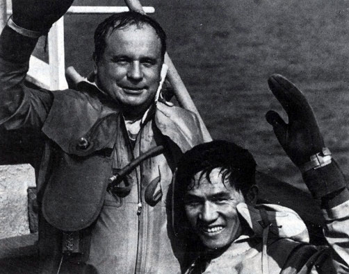 Советско-вьетнамский экипаж после тренировок на море