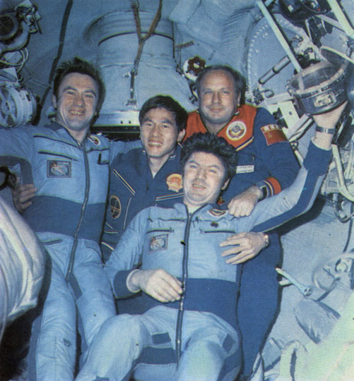 На борту космического комплекса-космонавты Л. Попов, Фам Туан, В. Рюмин и В. Горбатко