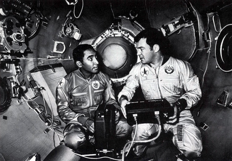 Советско-кубинский экипаж на тренировке в макете орбитальной станции 'Салют'
