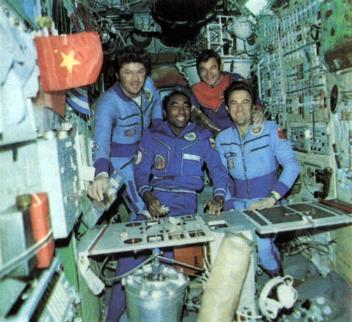 На борту орбитального комплекса работает очередной международный экипаж: В. Рюмин, А. Тамайо Мендес, Ю. Романенко, Л. Попов