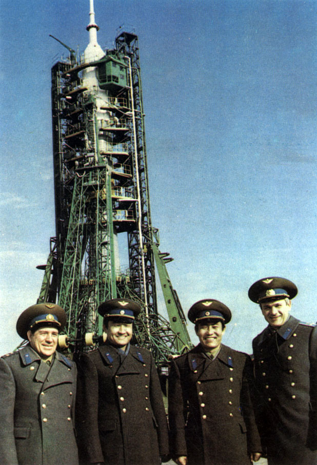 На стартовой площадке космодрома Байконур космонавты двух советско-монгольских экипажей: В. Ляхов, Ж. Гуррагча, М. Ган-зориг, В. Джанибеков