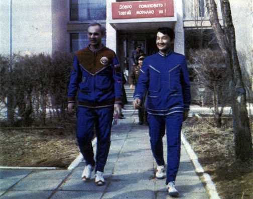 Полет завершен. В. Джанибеков и Ж. Гуррагча у гостиницы 'Космонавт' в Байконуре