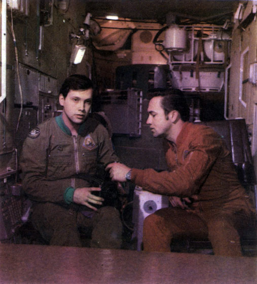 Очередная тренировка советско-румынского экипажа в макете орбитальной станции 'Салют'