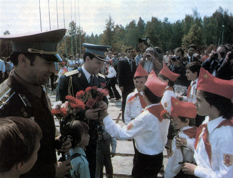 Звездный городок тепло встречает советско-румынский экипаж после завершения полета
