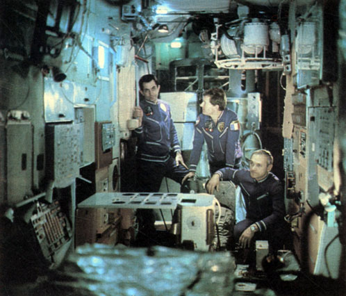 A. Иванченков, Ж.-Л. Кретьен и B. Джанибеков на тренировке в Центре подготовки космонавтов