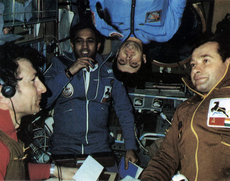 Орбитальные будни. Ю. Малышев, Р. Шарма, В. Соловьев и Г. Стрекалов на борту 'Салюта-7'
